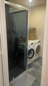 a laundry room with a washer and a washing machine at Chalupa jako domov in Kolín