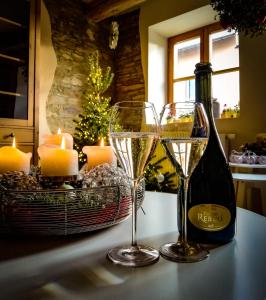 two glasses of champagne and a bottle of wine at Chalupa jako domov in Kolín