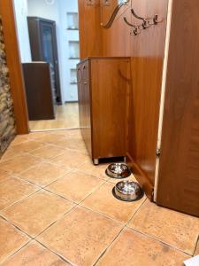 a dog food bowl on the floor of a kitchen at Mieszkanie w Centrum Hajnówki-Brama Puszczy Białowieskiej in Hajnówka