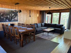 ein Wohnzimmer mit einem Tisch und einem Sofa in der Unterkunft StrandRo 2 in Hirvensalmi + 21 Fotos