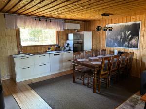 eine Küche mit Tisch und Stühlen in einem Zimmer in der Unterkunft StrandRo 2 in Hirvensalmi