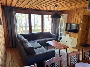ein Wohnzimmer mit Sofa und Tisch in der Unterkunft StrandRo 2 in Hirvensalmi