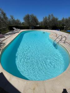 a large swimming pool with blue water at Eclissi casa vacanza SOLE in Casalini