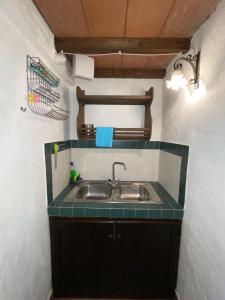 a kitchen sink with a green counter top at Eclissi casa vacanza SOLE in Casalini +3 photos