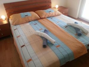 łóżko z dwoma ręcznikami i dwoma poduszkami w obiekcie Apartment Onbria Sol w Medulinie