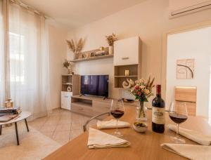 a living room with a table with two glasses of wine at Deluxe Flat Empoli GVARO in Empoli