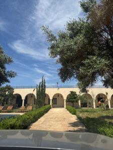 a driveway leading to a building with a pathway at Dar Laydam in Aït Zat