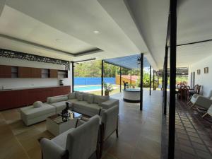 a living room with a couch and a table at hotel boutique in Pereira