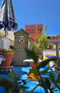 a backyard with a bird house and an umbrella at La Bella Annacapri in Anacapri