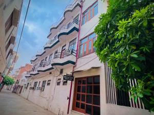 a building on the side of a street at Gaurav Boarding House in Mathura