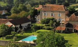 an aerial view of a house and a swimming pool at Châtel de Bierre in Sigy-le-Châtel