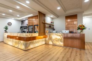 a lobby with a marble counter in a room at Hotel Central Giacomini in Salò