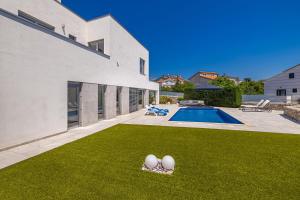 a house with a yard with a swimming pool at Villa SIA with private pool in Krk