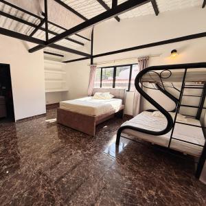 a bedroom with two beds and a couch in it at Villa Matilde in Curití
