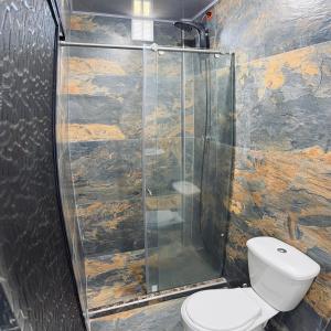 a bathroom with a shower and a toilet at Villa Matilde in Curití