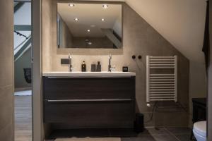 a bathroom with a sink and a mirror at DuinDroom bovenappartement, Beverwijk in Beverwijk +27 photos