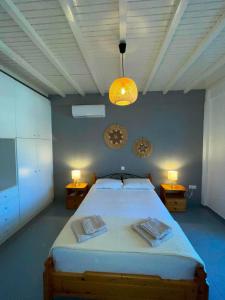 ein Schlafzimmer mit einem großen Bett und zwei Nachttischen in der Unterkunft Stivari view in Batsi