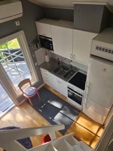 eine Küche mit Kühlschrank und Spüle in der Unterkunft Toppstugan in Åkerö