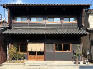 an asian house with a black facade at New open - ねどことあさげナマケモノ Nedoko & Asage by Sloth - Japanese Traditional House in Ōno