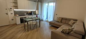 a living room with a couch and a table at Appartamento moderno e spazioso con giardino privato in Selvazzano Dentro