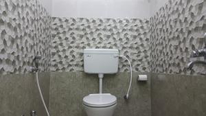 bagno con servizi igienici bianchi in camera di Kevins Bed & Breakfast a Port Blair Altre 13 foto