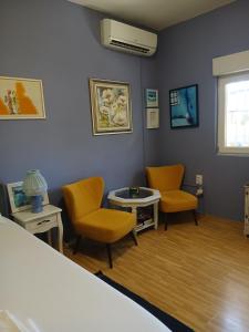 ein Wartezimmer mit zwei Stühlen und einem Tisch in der Unterkunft Sun Garden in Čitluk
