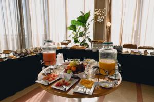 a table with a tray of food and drinks at Puerto Norte Design Hotel in Rosario