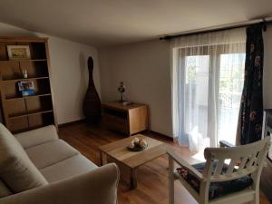 a living room with a couch and a table at B&B La Casa Bianca in Fossacesia