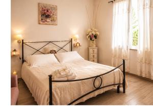 a bedroom with a bed with a black frame at Il Nido del Vicolo in Città della Pieve