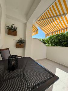 a black table and chairs in a room with plants at Studio apartman Fabi in Novigrad Istria
