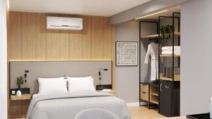 a bedroom with a bed and a closet at Hotel Campo Largo Comfort in Campo Largo