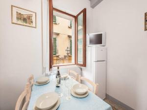 comedor con mesa, sillas y ventana en Happy Florence Santa Croce 1, en Florencia