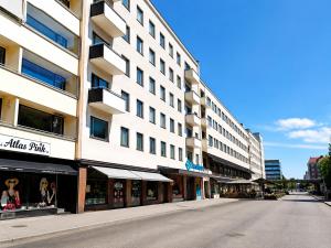 an empty street in front of a tall building at Gallen-Kallelankatu 9 in Pori