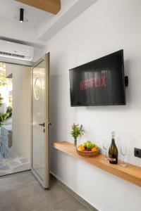 ein Fernseher an der Wand im Wohnzimmer in der Unterkunft Fragiskos Hotel in Matala