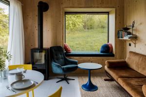 a living room with a couch and a window at Hyttee in Bardo