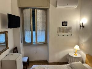 ein Schlafzimmer mit Bett, Fenster und Schreibtisch in der Unterkunft Mavipagi 2 in Verona