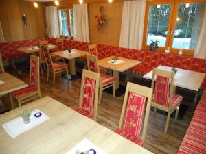 an overhead view of a restaurant with tables and chairs at Pension Sonnenhof in Mieming