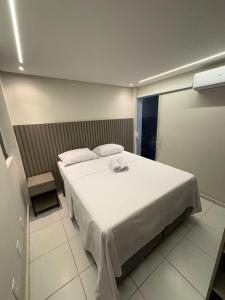 a bedroom with a large white bed in a room at Apartamento Centro Campina Grande in Campina Grande