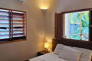 a bedroom with a bed and a window at CASA 2 HAB Alberca y Parking privado in Bacalar +34 photos
