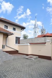 a view of the church from the courtyard at Casa Tamplarului in Orăştie