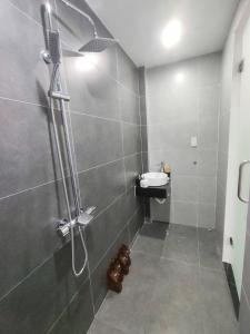 a bathroom with a shower and a sink at Vinh House Homestay in Thôn Trường Giang