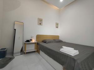 a bedroom with a bed with towels on it at Vinh House Homestay in Thôn Trường Giang