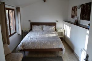 Ένα ή περισσότερα κρεβάτια σε δωμάτιο στο Le Moulin de Lusseau