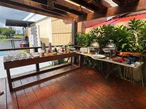 a room with a table with pots and pans at Kwati Villa in Parintins