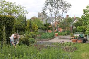 una mujer está parada en un jardín en The School House en Bridgwater