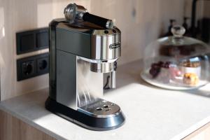 a food processor sitting on a kitchen counter at Sûr Jumigny in Jumigny