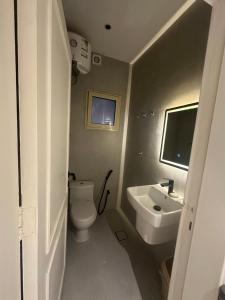 ein kleines Badezimmer mit Toilette und Waschbecken in der Unterkunft Sar studio in Khobar + 10 Fotos