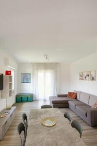 a living room with a couch and a table at Arlu lake house Lazise in Lazise