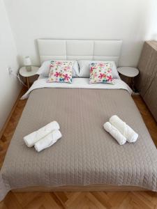a bed with two pillows and two towels on it at Angel's Residence in Veles