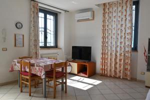 a living room with a table and a tv at Appartamento Bonita Vista in Colico